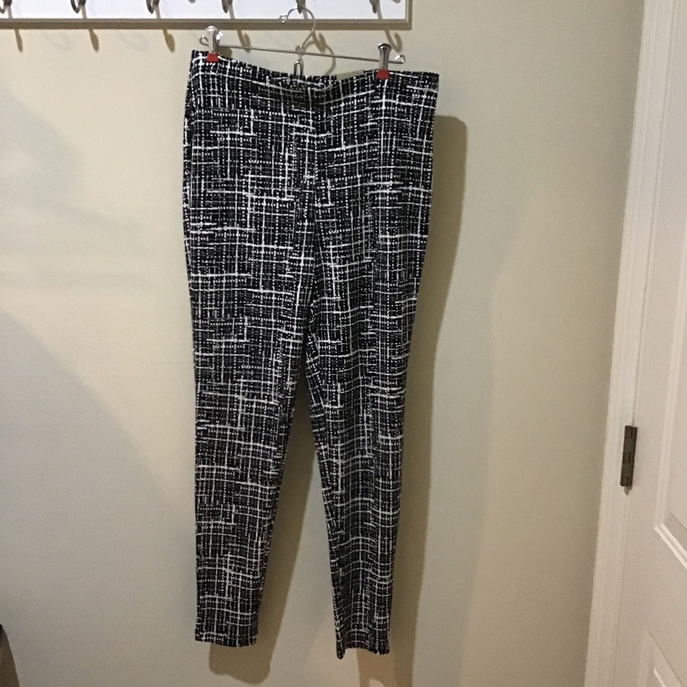 Chico’s black/white “fabulously slimming” leggings